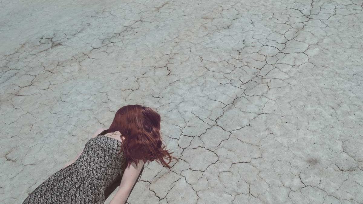frau-liegt-auf-dem-boden-gesicht-unten